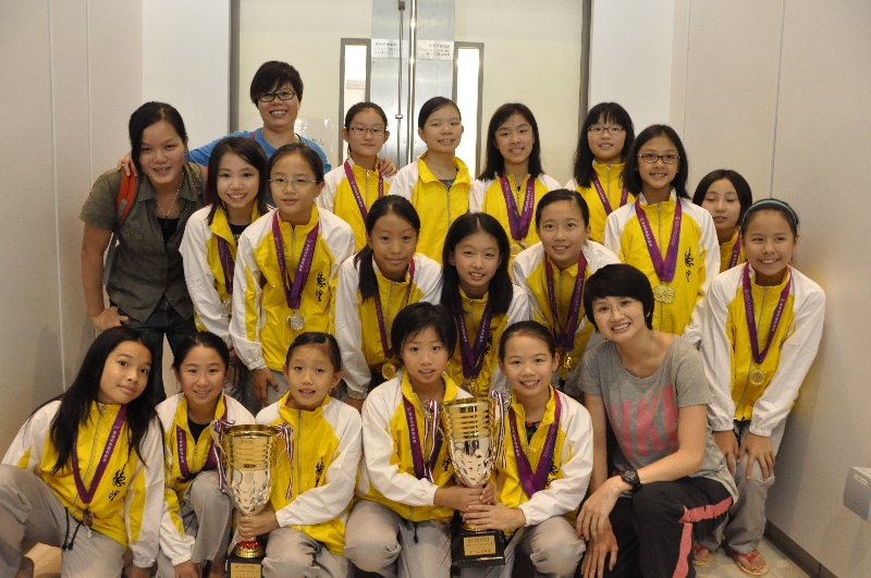 ../Images/17 2013.10.11 Kowloon North Area Inter primary school swimming competition(AM section) Girls A Champion & Girls B Champion.jpg